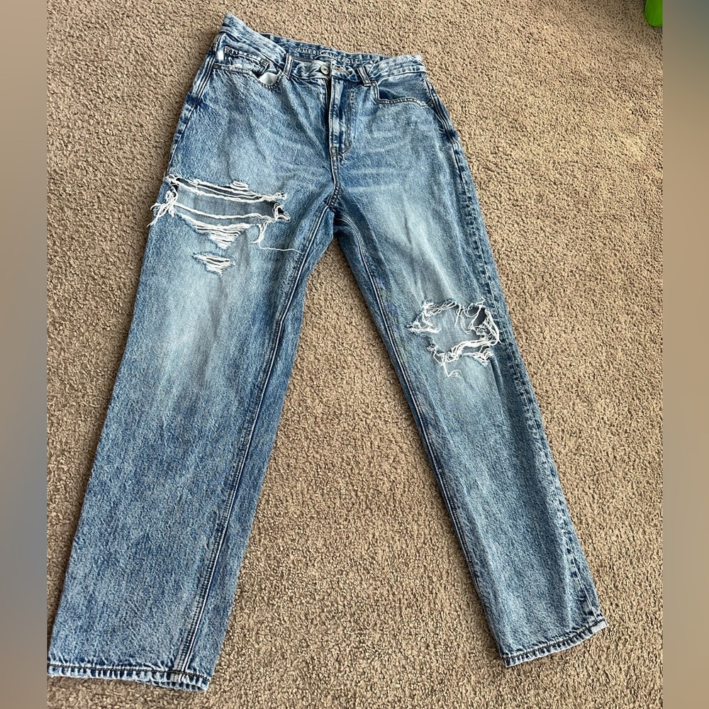 American Eagle Distressed Curvy Mom Jean Size 6